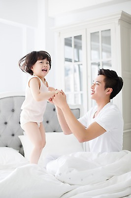 포토 JPG 스튜디오촬영 라이프스타일 여자 남자 딸 어린이 가족 모션 함께함 실내 서기 미소 사람 동양인 손짓 상반신 20대 성인 두명 옆모습 달리기 손잡기 화목 한국인 육아 침대 가족라이프 아빠 부녀 딸바보 싱글대디 한부모가족 국내포토 뷰포인트 가구 컨셉 관계 표정 인종 청년 내부 생활 파일형식