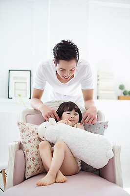 포토 JPG 스튜디오촬영 전신 라이프스타일 여자 남자 딸 어린이 인형 쿠션 장난 가족 모션 함께함 실내 서기 미소 들기 사람 앉기 동양인 상반신 20대 성인 두명 앞모습 소파 화목 한국인 육아 가족라이프 아빠 간지럼 놀기 부녀 딸바보 싱글대디 한부모가족 국내포토 뷰포인트 컨셉 의자 관계 표정 인종 청년 내부 생활 파일형식