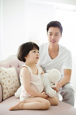 포토 JPG 스튜디오촬영 전신 라이프스타일 응시 여자 남자 딸 어린이 인형 쿠션 가족 모션 함께함 실내 미소 들기 사람 앉기 동양인 상반신 20대 성인 두명 앞모습 옆모습 소파 화목 한국인 육아 가족라이프 아빠 부녀 딸바보 싱글대디 한부모가족 국내포토 시선 뷰포인트 컨셉 의자 관계 표정 인종 청년 내부 생활 파일형식