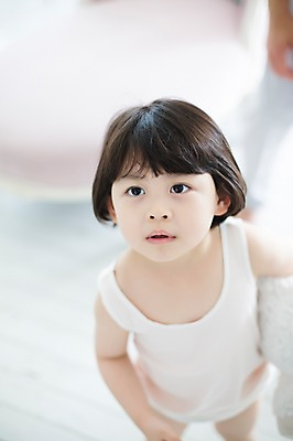 포토 JPG 스튜디오촬영 라이프스타일 여자 딸 어린이 인형 모션 실내 한명 서기 미소 들기 사람 동양인 소녀 상반신 앞모습 귀여움 한국인 올려보기 가족라이프 천진난만 소녀한명만 딸바보 국내포토 1 뷰포인트 컨셉 가족 표정 인종 내부 생활 여자한명만 소녀만 파일형식