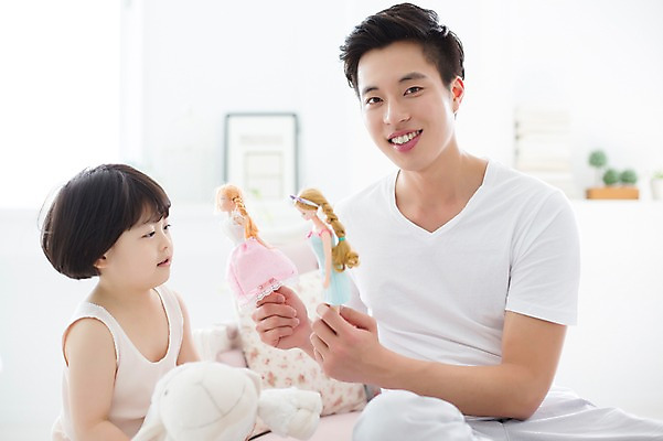 포토 JPG 스튜디오촬영 라이프스타일 여자 남자 딸 어린이 인형 가족 모션 함께함 실내 미소 들기 사람 앉기 동양인 상반신 20대 성인 두명 옆모습 화목 한국인 육아 가족라이프 아빠 인형놀이 부녀 딸바보 싱글대디 한부모가족 국내포토 뷰포인트 컨셉 관계 놀이 표정 인종 청년 내부 생활 파일형식