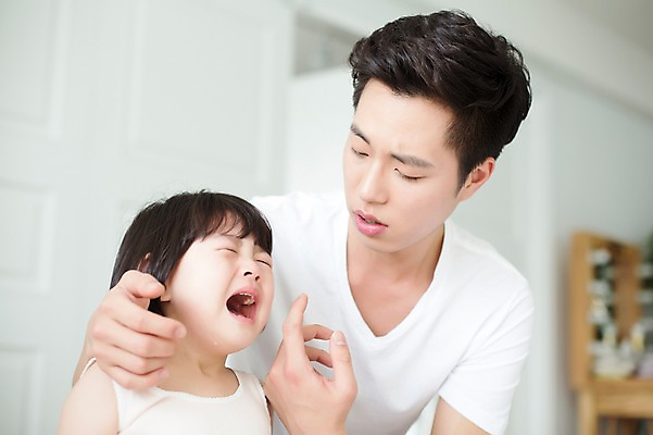 포토 JPG 스튜디오촬영 라이프스타일 여자 남자 딸 어린이 가족 모션 함께함 실내 사람 앉기 동양인 소녀 상반신 20대 성인 두명 앞모습 화목 한국인 육아 가족라이프 아빠 울음 부녀 딸바보 달래기 싱글대디 한부모가족 국내포토 뷰포인트 컨셉 관계 표정 인종 청년 내부 생활 파일형식