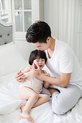 포토 JPG 스튜디오촬영 전신 라이프스타일 여자 남자 딸 어린이 가족 모션 함께함 실내 사람 앉기 동양인 20대 성인 두명 앞모습 옆모습 화목 한국인 육아 침대 가족라이프 아빠 울음 부녀 딸바보 달래기 싱글대디 한부모가족 국내포토 뷰포인트 가구 컨셉 관계 표정 인종 청년 내부 생활 파일형식