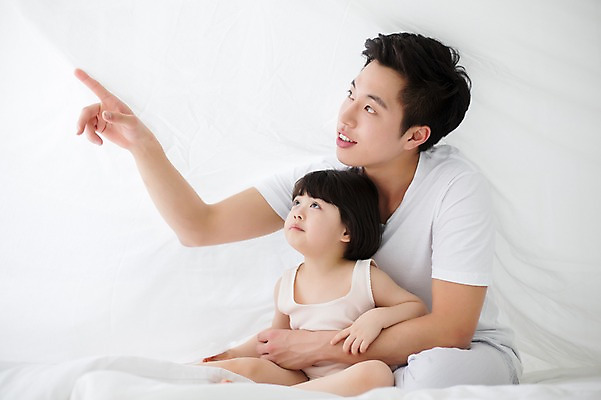 포토 JPG 스튜디오촬영 라이프스타일 응시 여자 남자 딸 어린이 가족 모션 함께함 실내 미소 사람 앉기 동양인 손짓 상반신 20대 성인 두명 앞모습 화목 한국인 육아 침대 가리킴 가족라이프 아빠 부녀 딸바보 싱글대디 한부모가족 국내포토 시선 뷰포인트 가구 컨셉 관계 표정 인종 청년 내부 생활 파일형식