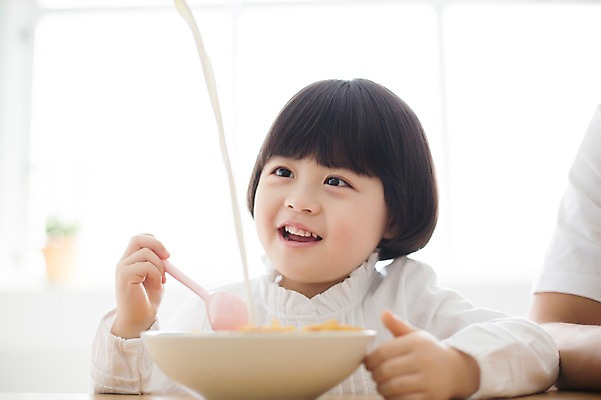 포토 JPG 스튜디오촬영 라이프스타일 그릇 여자 딸 어린이 모션 실내 한명 미소 들기 사람 앉기 동양인 소녀 상반신 앞모습 귀여움 숟가락 식사 한국인 우유 가족라이프 붓기 시리얼 천진난만 소녀한명만 딸바보 국내포토 1 식기 음식 뷰포인트 컨셉 가족 유제품 수저 표정 인종 내부 생활 여자한명만 소녀만 파일형식