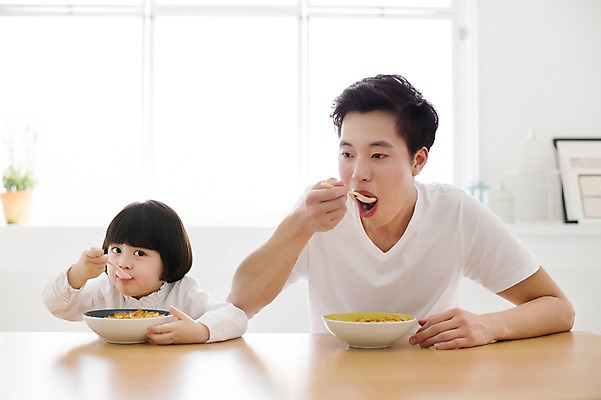 포토 JPG 스튜디오촬영 라이프스타일 여자 남자 딸 어린이 음식 가족 모션 함께함 실내 들기 사람 앉기 동양인 상반신 20대 성인 두명 앞모습 숟가락 식사 화목 한국인 육아 가족라이프 아빠 시리얼 먹기 책상 부녀 딸바보 싱글대디 한부모가족 국내포토 뷰포인트 가구 컨셉 관계 수저 인종 청년 내부 생활 파일형식