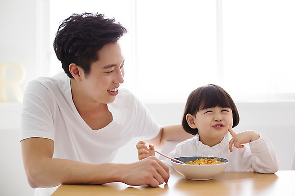 포토 JPG 스튜디오촬영 라이프스타일 여자 남자 딸 어린이 음식 가족 모션 함께함 실내 미소 사람 앉기 동양인 손짓 상반신 20대 성인 두명 앞모습 숟가락 식사 화목 한국인 육아 가족라이프 아빠 시리얼 책상 부녀 딸바보 싱글대디 한부모가족 국내포토 뷰포인트 가구 컨셉 관계 수저 표정 인종 청년 내부 생활 파일형식