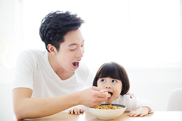 포토 JPG 스튜디오촬영 라이프스타일 여자 남자 딸 어린이 음식 가족 모션 함께함 실내 입벌림 사람 앉기 동양인 상반신 20대 성인 두명 앞모습 숟가락 식사 화목 한국인 육아 가족라이프 아빠 시리얼 먹기 먹여주기 책상 부녀 딸바보 싱글대디 한부모가족 국내포토 뷰포인트 가구 컨셉 관계 수저 표정 인종 청년 내부 생활 파일형식