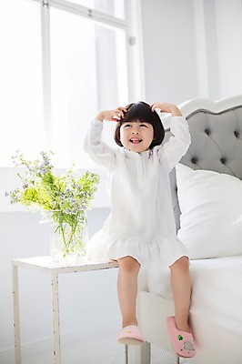 포토 JPG 스튜디오촬영 전신 라이프스타일 여자 딸 화분 어린이 창문 모션 슬리퍼 실내 한명 미소 사람 앉기 동양인 손짓 소녀 앞모습 햇빛 귀여움 한국인 하트 침대 가족라이프 천진난만 소녀한명만 딸바보 국내포토 모양 1 뷰포인트 가구 신발 컨셉 가족 표정 인종 내부 생활 태양 여자한명만 소녀만 파일형식