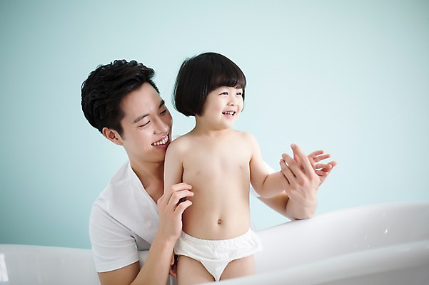 포토 JPG 스튜디오촬영 라이프스타일 응시 여자 남자 딸 어린이 가족 모션 함께함 욕조 실내 서기 미소 사람 앉기 동양인 손짓 상반신 20대 성인 두명 앞모습 손잡기 화목 목욕 한국인 육아 욕실 가족라이프 아빠 부녀 딸바보 싱글대디 한부모가족 국내포토 시선 뷰포인트 컨셉 관계 표정 인종 청년 내부 생활 청결 파일형식