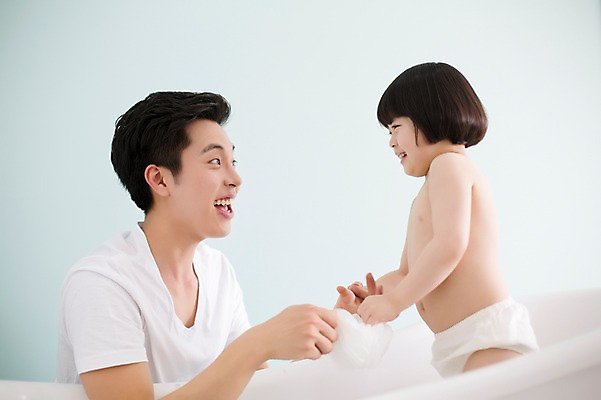 포토 JPG 스튜디오촬영 라이프스타일 여자 남자 딸 어린이 가족 모션 함께함 욕조 실내 서기 미소 사람 앉기 동양인 상반신 20대 성인 두명 옆모습 마주보기 화목 목욕 한국인 육아 욕실 가족라이프 아빠 부녀 딸바보 싱글대디 한부모가족 국내포토 뷰포인트 컨셉 관계 표정 인종 청년 내부 생활 청결 파일형식