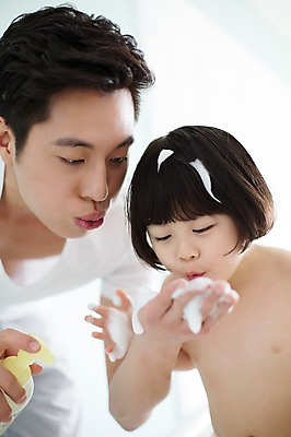 포토 JPG 스튜디오촬영 라이프스타일 여자 남자 딸 어린이 가족 모션 함께함 실내 사람 앉기 동양인 상반신 20대 성인 두명 앞모습 화목 목욕 거품 한국인 육아 욕실 가족라이프 아빠 불기 묻은 부녀 딸바보 싱글대디 한부모가족 국내포토 뷰포인트 컨셉 관계 인종 청년 내부 생활 청결 파일형식