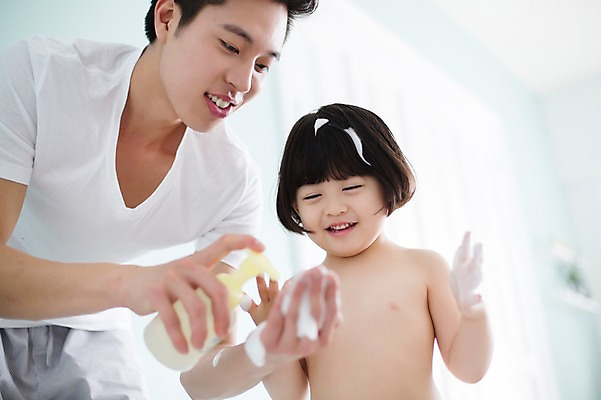 포토 JPG 스튜디오촬영 라이프스타일 여자 남자 딸 어린이 가족 모션 함께함 욕조 실내 서기 미소 사람 동양인 손짓 상반신 20대 성인 두명 앞모습 화목 목욕 거품 한국인 육아 욕실 가족라이프 아빠 묻은 부녀 딸바보 싱글대디 한부모가족 국내포토 뷰포인트 컨셉 관계 표정 인종 청년 내부 생활 청결 파일형식