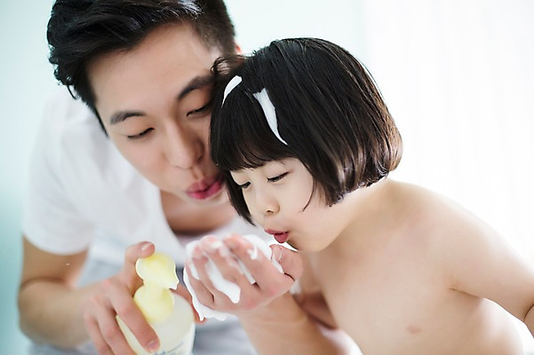 포토 JPG 스튜디오촬영 라이프스타일 여자 남자 딸 어린이 가족 모션 함께함 실내 서기 들기 사람 동양인 상반신 20대 성인 두명 옆모습 화목 목욕 거품 한국인 육아 욕실 가족라이프 아빠 불기 묻은 부녀 딸바보 싱글대디 한부모가족 국내포토 뷰포인트 컨셉 관계 인종 청년 내부 생활 청결 파일형식