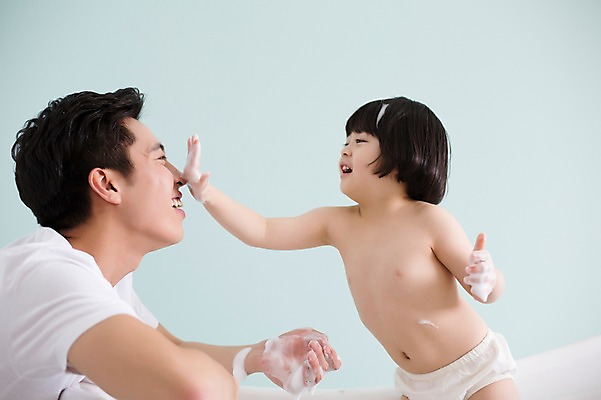 포토 JPG 스튜디오촬영 라이프스타일 여자 남자 딸 어린이 장난 가족 모션 함께함 실내 서기 미소 사람 앉기 동양인 손짓 상반신 20대 성인 두명 옆모습 화목 목욕 거품 한국인 육아 욕실 가족라이프 아빠 부녀 딸바보 싱글대디 한부모가족 국내포토 뷰포인트 컨셉 관계 표정 인종 청년 내부 생활 청결 파일형식