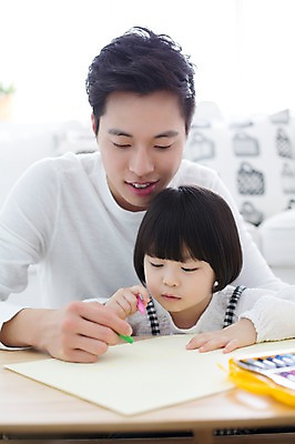 포토 JPG 스튜디오촬영 라이프스타일 여자 남자 딸 어린이 가족 모션 탁자 함께함 실내 미소 들기 사람 앉기 동양인 상반신 20대 성인 두명 앞모습 한국인 육아 가족라이프 그리기 아빠 즐거움 그림 크레파스 부녀 딸바보 육아대디 싱글대디 한부모가족 국내포토 감정 뷰포인트 가구 컨셉 관계 학용품 표정 인종 청년 내부 생활 파일형식