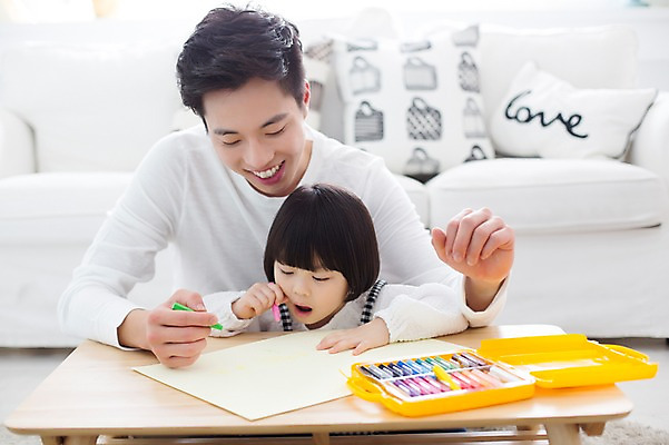 포토 JPG 스튜디오촬영 라이프스타일 여자 남자 딸 어린이 가족 모션 탁자 함께함 실내 미소 들기 사람 앉기 동양인 상반신 20대 성인 두명 앞모습 소파 한국인 육아 가족라이프 그리기 아빠 즐거움 그림 크레파스 부녀 딸바보 육아대디 싱글대디 한부모가족 국내포토 감정 뷰포인트 가구 컨셉 의자 관계 학용품 표정 인종 청년 내부 생활 파일형식