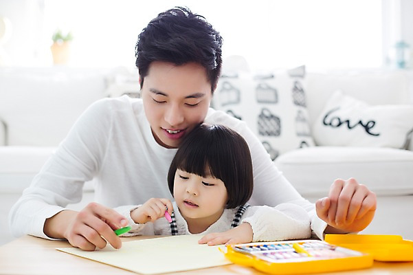 포토 JPG 스튜디오촬영 라이프스타일 여자 남자 딸 어린이 가족 모션 탁자 함께함 실내 들기 사람 앉기 동양인 상반신 20대 성인 두명 앞모습 소파 한국인 육아 가족라이프 그리기 아빠 즐거움 그림 크레파스 부녀 딸바보 육아대디 싱글대디 한부모가족 국내포토 감정 뷰포인트 가구 컨셉 의자 관계 학용품 인종 청년 내부 생활 파일형식