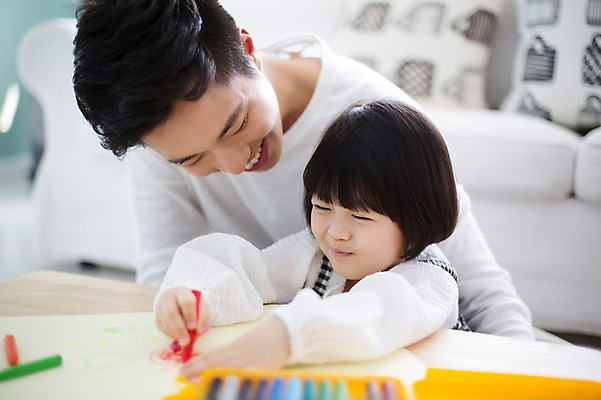 포토 JPG 스튜디오촬영 라이프스타일 여자 남자 딸 어린이 가족 모션 탁자 함께함 실내 미소 사람 앉기 동양인 상반신 20대 성인 두명 앞모습 소파 한국인 육아 가족라이프 그리기 아빠 즐거움 그림 크레파스 부녀 딸바보 육아대디 싱글대디 한부모가족 국내포토 감정 뷰포인트 가구 컨셉 의자 관계 학용품 표정 인종 청년 내부 생활 파일형식