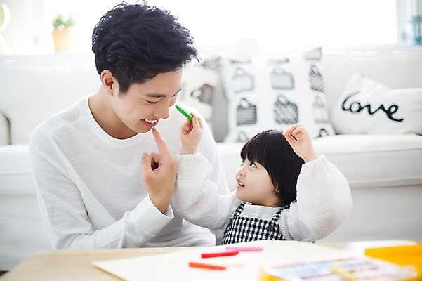 포토 JPG 스튜디오촬영 라이프스타일 여자 남자 딸 어린이 장난 가족 모션 탁자 함께함 실내 미소 들기 사람 앉기 동양인 상반신 20대 성인 두명 앞모습 소파 한국인 육아 가족라이프 그리기 아빠 즐거움 그림 크레파스 부녀 딸바보 육아대디 싱글대디 한부모가족 국내포토 감정 뷰포인트 가구 컨셉 의자 관계 학용품 표정 인종 청년 내부 생활 파일형식