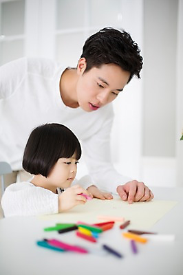 포토 JPG 스튜디오촬영 라이프스타일 여자 남자 딸 종이 어린이 가족 모션 함께함 실내 서기 들기 사람 앉기 동양인 상반신 20대 성인 두명 옆모습 한국인 육아 가족라이프 그리기 아빠 즐거움 그림 크레파스 부녀 딸바보 육아대디 싱글대디 한부모가족 국내포토 감정 뷰포인트 컨셉 관계 학용품 인종 청년 내부 생활 파일형식