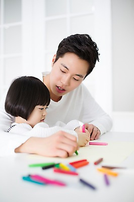 포토 JPG 스튜디오촬영 라이프스타일 여자 남자 딸 어린이 가족 모션 함께함 실내 들기 사람 앉기 동양인 상반신 20대 성인 두명 옆모습 한국인 육아 가족라이프 그리기 아빠 즐거움 그림 크레파스 부녀 딸바보 육아대디 싱글대디 한부모가족 국내포토 감정 뷰포인트 컨셉 관계 학용품 인종 청년 내부 생활 파일형식