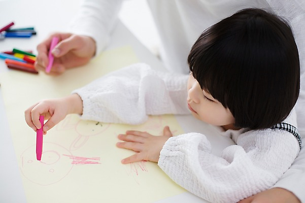 포토 JPG 스튜디오촬영 라이프스타일 여자 남자 딸 종이 어린이 가족 모션 함께함 실내 서기 들기 사람 앉기 동양인 상반신 20대 성인 두명 옆모습 한국인 육아 가족라이프 그리기 아빠 즐거움 그림 크레파스 부녀 딸바보 육아대디 싱글대디 한부모가족 국내포토 감정 뷰포인트 컨셉 관계 학용품 인종 청년 내부 생활 파일형식