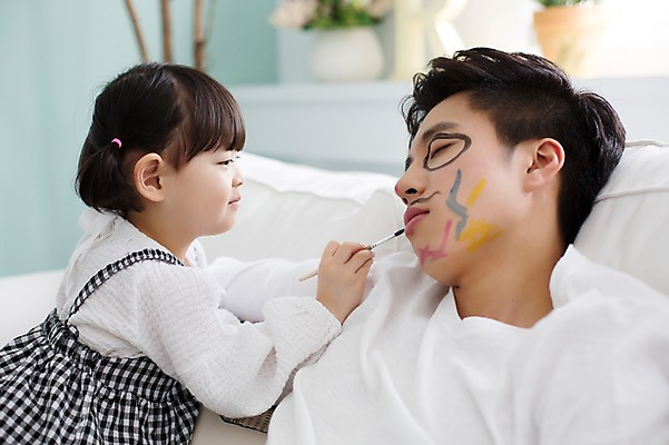 포토 JPG 스튜디오촬영 라이프스타일 여자 남자 딸 어린이 장난 가족 모션 함께함 실내 들기 사람 앉기 동양인 상반신 20대 성인 두명 앞모습 옆모습 소파 눈감음 한국인 육아 붓 잠 가족라이프 그리기 아빠 낙서 즐거움 그림 부녀 딸바보 육아대디 싱글대디 한부모가족 국내포토 감정 뷰포인트 컨셉 의자 관계 인종 청년 내부 생활 파일형식