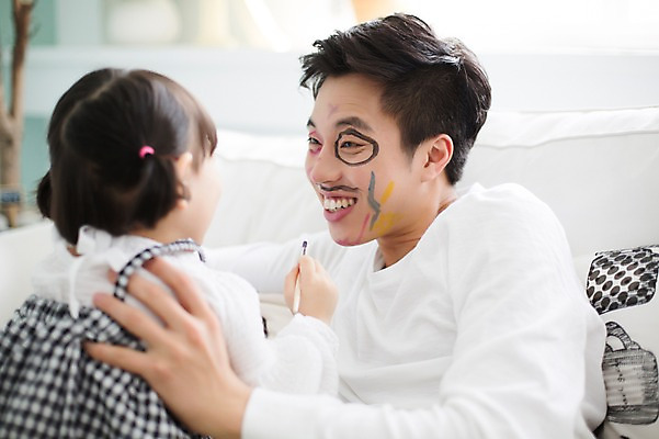 포토 JPG 스튜디오촬영 라이프스타일 여자 남자 딸 어린이 장난 가족 모션 함께함 실내 미소 들기 사람 앉기 동양인 상반신 20대 성인 두명 앞모습 뒷모습 한국인 육아 붓 가족라이프 아빠 낙서 즐거움 그림 부녀 딸바보 육아대디 싱글대디 한부모가족 국내포토 감정 뷰포인트 컨셉 관계 표정 인종 청년 내부 생활 파일형식