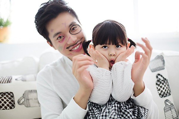 포토 JPG 스튜디오촬영 라이프스타일 여자 남자 딸 어린이 장난 가족 모션 함께함 실내 미소 사람 앉기 동양인 손짓 상반신 20대 성인 두명 앞모습 소파 한국인 육아 가족라이프 아빠 낙서 즐거움 그림 부녀 딸바보 육아대디 싱글대디 한부모가족 국내포토 감정 뷰포인트 컨셉 의자 관계 표정 인종 청년 내부 생활 파일형식