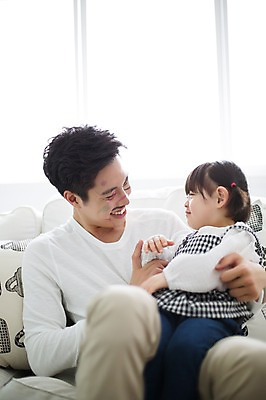 포토 JPG 스튜디오촬영 라이프스타일 여자 남자 딸 어린이 장난 가족 모션 함께함 실내 미소 사람 앉기 동양인 상반신 20대 성인 두명 앞모습 옆모습 햇빛 한국인 육아 가족라이프 그리기 아빠 낙서 즐거움 그림 부녀 딸바보 육아대디 싱글대디 한부모가족 국내포토 감정 뷰포인트 컨셉 관계 표정 인종 청년 내부 생활 태양 파일형식