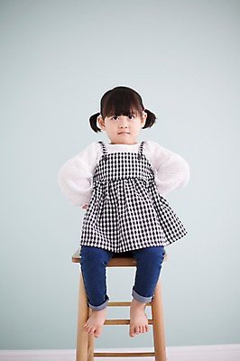 포토 JPG 스튜디오촬영 전신 라이프스타일 여자 딸 어린이 허리손 의자 모션 실내 한명 미소 사람 앉기 동양인 소녀 앞모습 한국인 가족라이프 소녀한명만 딸바보 국내포토 1 뷰포인트 포즈 가구 가족 표정 인종 내부 생활 여자한명만 소녀만 파일형식