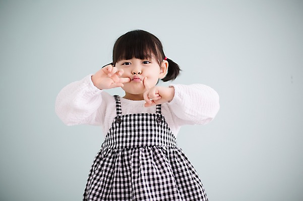 포토 JPG 스튜디오촬영 라이프스타일 여자 딸 어린이 모션 실내 한명 사람 앉기 동양인 손짓 소녀 상반신 앞모습 귀여움 한국인 가족라이프 애교 천진난만 소녀한명만 딸바보 국내포토 1 뷰포인트 컨셉 가족 인종 내부 생활 여자한명만 소녀만 파일형식