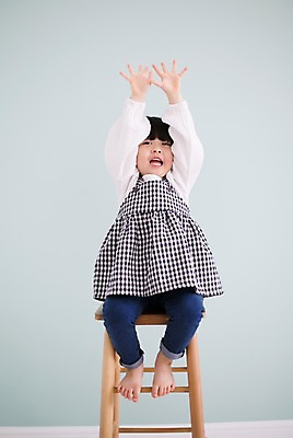 포토 JPG 스튜디오촬영 전신 라이프스타일 여자 딸 어린이 의자 모션 실내 한명 미소 사람 앉기 동양인 손짓 소녀 앞모습 한국인 가족라이프 손뻗기 소녀한명만 딸바보 국내포토 1 뷰포인트 가구 가족 표정 인종 내부 생활 여자한명만 소녀만 파일형식