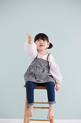 포토 JPG 스튜디오촬영 전신 라이프스타일 여자 딸 어린이 의자 모션 실내 한명 미소 사람 앉기 동양인 손짓 소녀 앞모습 한국인 가리킴 가족라이프 소녀한명만 딸바보 국내포토 1 뷰포인트 가구 가족 표정 인종 내부 생활 여자한명만 소녀만 파일형식