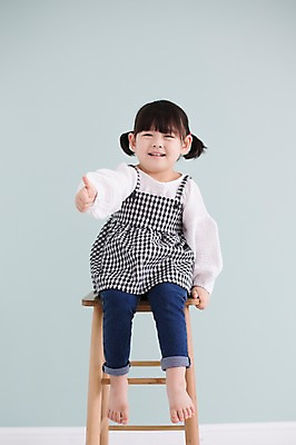 포토 JPG 스튜디오촬영 전신 라이프스타일 여자 딸 어린이 의자 모션 실내 한명 미소 사람 앉기 동양인 손짓 소녀 앞모습 한국인 가족라이프 최고 소녀한명만 딸바보 국내포토 1 뷰포인트 가구 가족 표정 인종 내부 생활 여자한명만 소녀만 파일형식