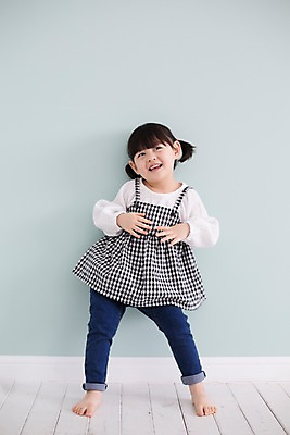 포토 JPG 스튜디오촬영 전신 라이프스타일 여자 딸 어린이 모션 실내 한명 서기 미소 사람 동양인 손짓 소녀 앞모습 귀여움 기댐 한국인 가족라이프 천진난만 소녀한명만 딸바보 국내포토 1 뷰포인트 컨셉 가족 표정 인종 내부 생활 여자한명만 소녀만 파일형식