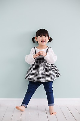 포토 JPG 스튜디오촬영 전신 라이프스타일 여자 딸 어린이 모션 실내 한명 서기 미소 사람 동양인 손짓 소녀 앞모습 귀여움 기댐 한국인 가족라이프 천진난만 소녀한명만 딸바보 국내포토 1 뷰포인트 컨셉 가족 표정 인종 내부 생활 여자한명만 소녀만 파일형식