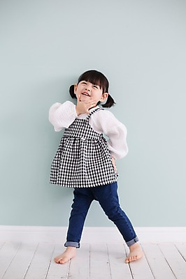 포토 JPG 스튜디오촬영 전신 라이프스타일 여자 딸 어린이 허리손 모션 실내 한명 서기 미소 사람 동양인 손짓 소녀 앞모습 귀여움 기댐 한국인 가족라이프 천진난만 소녀한명만 딸바보 국내포토 1 뷰포인트 포즈 컨셉 가족 표정 인종 내부 생활 여자한명만 소녀만 파일형식