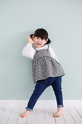 포토 JPG 스튜디오촬영 전신 라이프스타일 여자 딸 어린이 모션 실내 한명 서기 미소 사람 동양인 손짓 소녀 앞모습 귀여움 기댐 한국인 가족라이프 천진난만 소녀한명만 딸바보 국내포토 1 뷰포인트 컨셉 가족 표정 인종 내부 생활 여자한명만 소녀만 파일형식