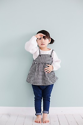 포토 JPG 스튜디오촬영 전신 라이프스타일 응시 여자 딸 어린이 모션 실내 한명 서기 미소 사람 동양인 손짓 소녀 앞모습 귀여움 한국인 가족라이프 천진난만 소녀한명만 딸바보 국내포토 1 시선 뷰포인트 컨셉 가족 표정 인종 내부 생활 여자한명만 소녀만 파일형식