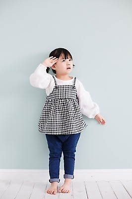 포토 JPG 스튜디오촬영 전신 라이프스타일 응시 여자 딸 어린이 모션 실내 한명 서기 사람 동양인 손짓 소녀 앞모습 귀여움 기댐 한국인 가족라이프 천진난만 소녀한명만 딸바보 국내포토 1 시선 뷰포인트 컨셉 가족 인종 내부 생활 여자한명만 소녀만 파일형식