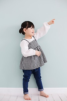 포토 JPG 스튜디오촬영 전신 라이프스타일 응시 여자 딸 어린이 모션 실내 한명 서기 미소 사람 동양인 손짓 소녀 앞모습 옆모습 귀여움 한국인 가리킴 가족라이프 천진난만 소녀한명만 딸바보 국내포토 1 시선 뷰포인트 컨셉 가족 표정 인종 내부 생활 여자한명만 소녀만 파일형식