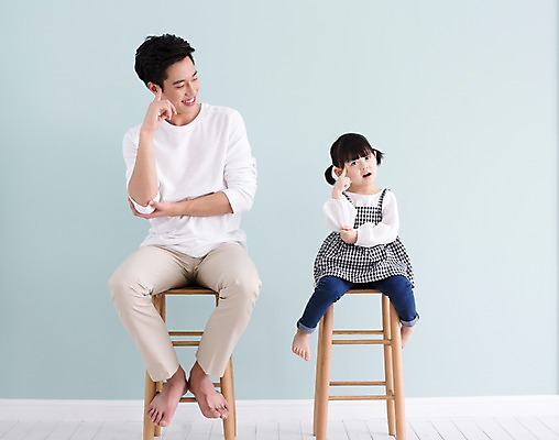 포토 JPG 스튜디오촬영 전신 라이프스타일 여자 남자 딸 어린이 의자 가족 모션 실내 미소 사람 앉기 동양인 손짓 20대 성인 두명 앞모습 한국인 육아 가족라이프 아빠 부녀 딸바보 육아대디 싱글대디 한부모가족 국내포토 뷰포인트 가구 관계 표정 인종 청년 내부 생활 파일형식