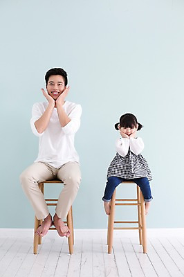 포토 JPG 스튜디오촬영 전신 라이프스타일 여자 남자 딸 어린이 의자 가족 모션 실내 미소 사람 앉기 동양인 손짓 20대 성인 두명 앞모습 턱괴기 한국인 육아 가족라이프 아빠 꽃받침 부녀 딸바보 육아대디 싱글대디 한부모가족 국내포토 뷰포인트 가구 관계 표정 인종 청년 내부 생활 파일형식