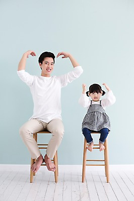 포토 JPG 스튜디오촬영 전신 라이프스타일 여자 남자 딸 어린이 의자 가족 모션 실내 미소 사람 앉기 동양인 손짓 소녀 20대 성인 두명 앞모습 한국인 육아 하트 가족라이프 아빠 부녀 딸바보 육아대디 싱글대디 한부모가족 국내포토 모양 뷰포인트 가구 관계 표정 인종 청년 내부 생활 파일형식