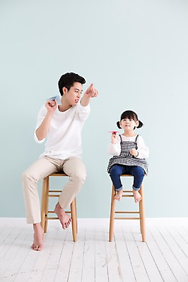 포토 JPG 스튜디오촬영 전신 라이프스타일 응시 여자 남자 딸 어린이 의자 가족 모션 실내 들기 사람 앉기 동양인 손짓 20대 성인 두명 앞모습 한국인 육아 가리킴 가족라이프 아빠 종이비행기 부녀 딸바보 육아대디 싱글대디 한부모가족 국내포토 시선 뷰포인트 가구 관계 인종 청년 내부 생활 종이접기 파일형식