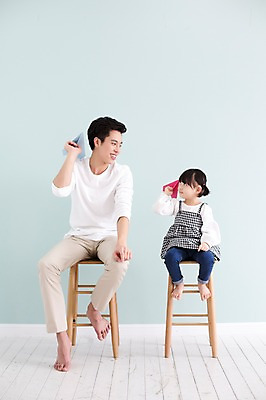 포토 JPG 스튜디오촬영 전신 라이프스타일 여자 남자 딸 어린이 의자 가족 모션 실내 미소 들기 사람 앉기 동양인 손짓 20대 성인 두명 앞모습 한국인 육아 가족라이프 아빠 종이비행기 부녀 딸바보 육아대디 싱글대디 한부모가족 국내포토 뷰포인트 가구 관계 표정 인종 청년 내부 생활 종이접기 파일형식