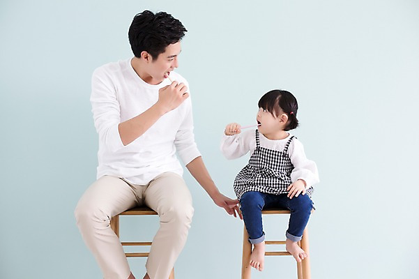 포토 JPG 스튜디오촬영 전신 라이프스타일 여자 남자 딸 어린이 의자 가족 모션 실내 들기 사람 앉기 동양인 상반신 20대 성인 두명 앞모습 마주보기 한국인 육아 양치 가족라이프 아빠 칫솔 부녀 딸바보 육아대디 싱글대디 한부모가족 국내포토 뷰포인트 가구 관계 인종 청년 내부 생활 위생용품 청결 파일형식