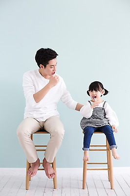 포토 JPG 스튜디오촬영 전신 라이프스타일 여자 남자 딸 어린이 의자 가족 모션 실내 미소 들기 사람 앉기 동양인 소녀 20대 성인 두명 앞모습 한국인 육아 양치 가족라이프 아빠 칫솔 부녀 딸바보 육아대디 싱글대디 한부모가족 국내포토 뷰포인트 가구 관계 표정 인종 청년 내부 생활 위생용품 청결 파일형식